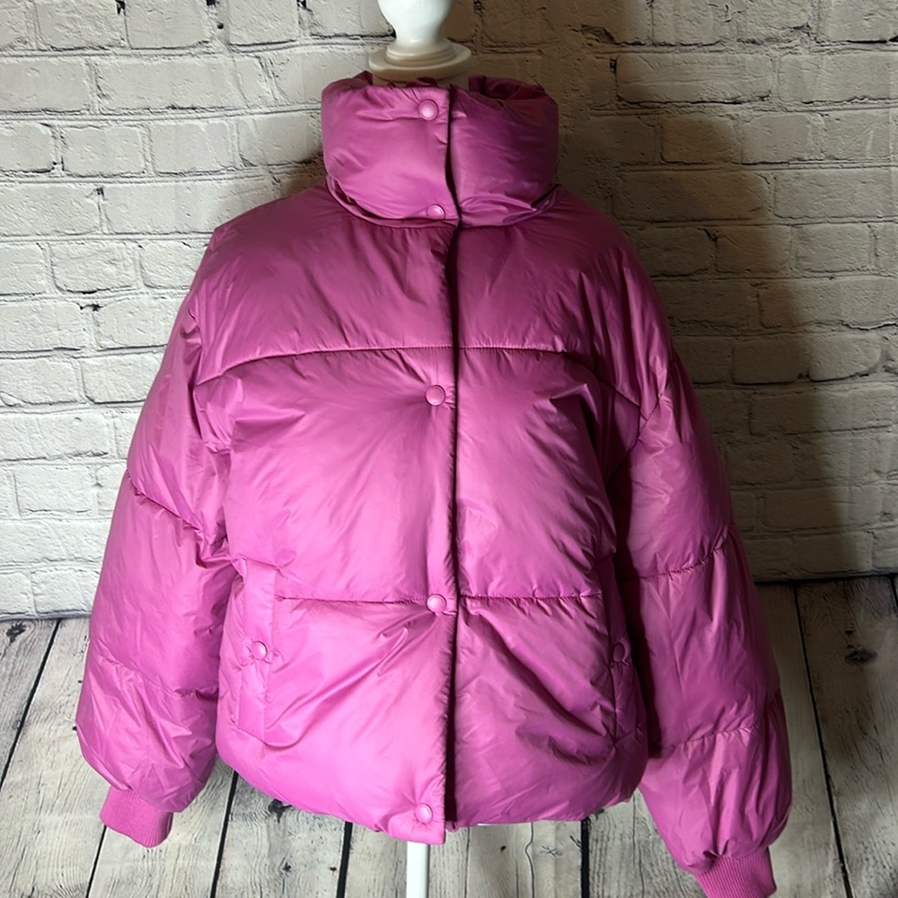 NWT American Eagle pink puffer jacket size small.it is super soft. 2 pockets